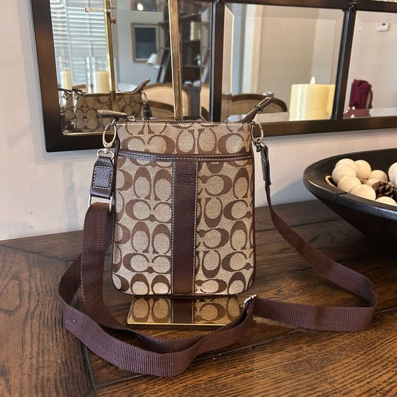 Coach Handbags - Coach Signature Swingpack crossbody bag